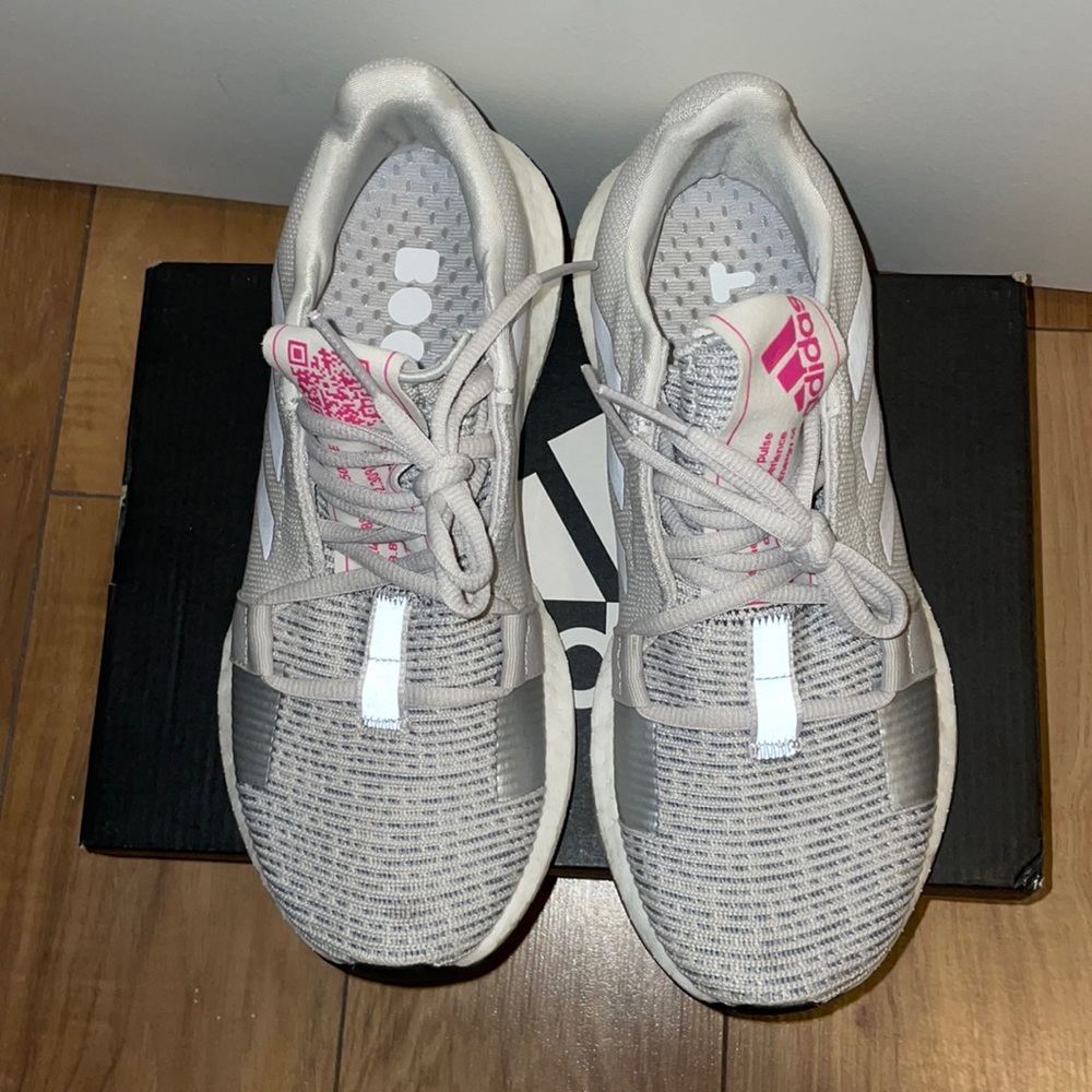 Adidas SenseBOOST GO (light grey) in Size 6W - lightly worn